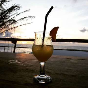 Had a glass of #mocktail #nonalcohildrink #beverage  #virginbikini or more while waiting for the #sunset from #discoverymall #kutabeach #kutabali #cheers