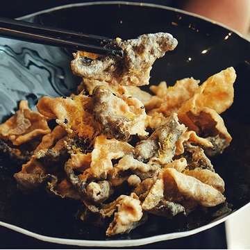 Crispy Salted Egg Fish Skin @houseofyuen @fairmontjakarta Super Delish 😍😘 Shared By: @eatandcapture #Jktfoodbang #eatfamous #foodbeast #munchies #wanderbites #jktgo #placestogojkt #nowjakarta #anakjajan #eatandtreats #instafood #eeeeeats #f52grams #tastespotting #manualjakarta #ilovefood #huffposttaste #heresmyfood #eat #tastethisnext #hautescuisines #vscofood