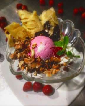 #icecreambirdnest 
Mengisi waktu yang kosong 
#chocolate #granolabites #creep #cerry&strowberry #kitchenstyle