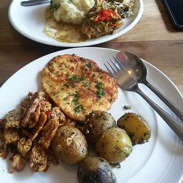 Lunch! .
.
.
#kzuwabisabi #kzubali #kzusunsetroad #foodporn #instafood #foodgram #livinginbali #balilife #lifeinbali #lifeisgood #sandhinistory #lunchtime #westernfood #asiafood #grilledpotatoes #grilledpotato #tempekering #keringtempe #chickensnitzhel #foodies #likesforlikes
