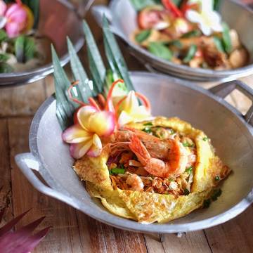 Masakan spesialis Thai di @maysbalidine bener-bener unik dan berkesan banget dari sisi penyajiannya. Tempatnya yang di design homie dan serba kayu dengan tanaman hijau menempel di dinding semakin membuat ruangan menjadi sejuk.
In frame yang admin coba ada Pinapple Fried Rice (85K), Chicken Satay (60K), Tom Yum (85K), Green Mango Salad (65K), dan masih banyak menu lainnya yang admin cobain.
Semua rasanya oke 👌, nice to try guys!