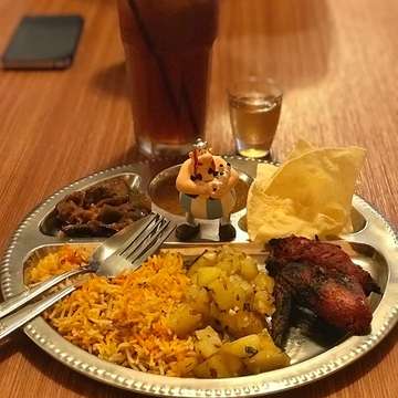 #lunchmeeting#indianfood#chickentandori #nasibryani #obelix