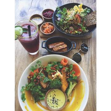 | Two Trees Eatary |
Cute place in Canggu - Two Trees Eatary! ’Roots’ salad with pumpkin, kale, miso hummus and veggies, ’Farmacy’ salad with vegetables, beans and sprouts with danish rye & bbq tempeh