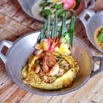 Guys! Finally, resto asli dari Thailand buka cabang di Bali. Surga banget buat kalian pecinta thai-food🤤🎉 @maysbalidine, buka dari jam 11 siang-11 malam. Lokasinya di petitenget, cocok buat kalian yang suka masakan Thailand sambil chill, tempatnya cozy abis👋 #delikuta #deliseminyak