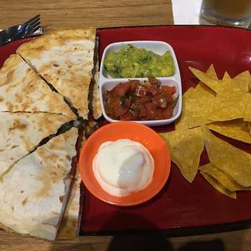 Lunch sebelum Teleconference with Client, kali ini nyobain Beef Fajitas Quesadillas di Gonzo. Mantab! #halal #kulinermexico #kulinerkuningan #enak #quesadillas #beeffajitas  #maremakan #jharimanculinary #lunch #iphone6s