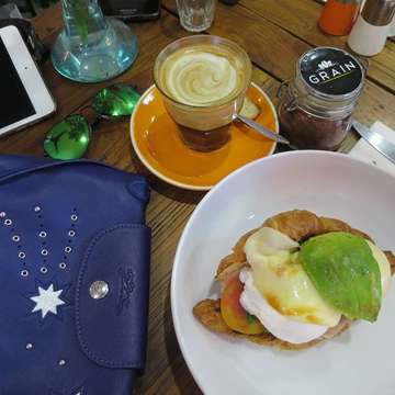 #Hangry 😂😂😂 #cinnamonfrenchtoast for Fi, #eggsbenedict for Ninang Ady (photo by Sof - there's a whole series, watch out for it) and #PoachedEggs with #grilledcheese #avocado on #croissant for Moi ❤️❤️❤️ #brunch #eatwelltraveloften #Bali #Seminyak #GrainCoffee #ColeyFiBali2018