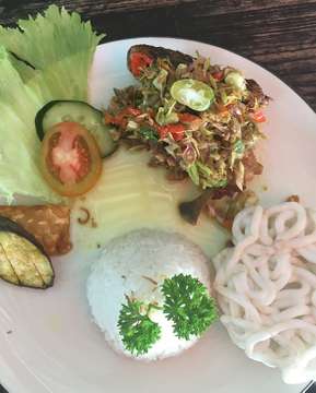 Makan siang yg kesiangan..bebek buser (bumbu serai)+ teh tarik cardamon..
#kuta #traditionalfood #bali