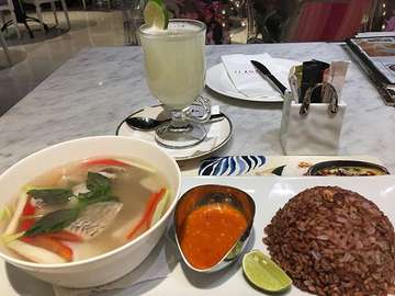 Sop ikan gurame with red rice and lime juice for lunch #maincourse #waitingsomeone #indonesianfood #kuliner
