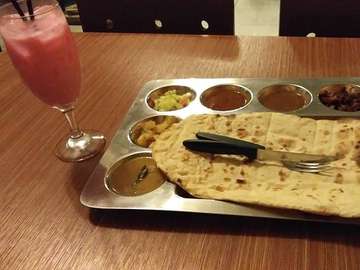 Lokasi kedua ~ 
Pengambilan gambar dalam event promo tempat makan for indian food @prabhucurry Seru abis, gokil punya dan riweuh sangat 😂😂 thanks to :
@bollymaniabandung_bmb 
@jayapucung 
@prabhucurry 
@nancinyfa2016 
#makevideoklip #kulinerbandung #indianfood #bollywoodstyle #hindustan #