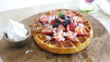 Waffle!
This definitely a bellyfull breakfast to start the day as the waffle is thick and who can refuse those berries and fresh yoghurt?? #yogurt #waffle #breakfast #berries #yogurtrepublic