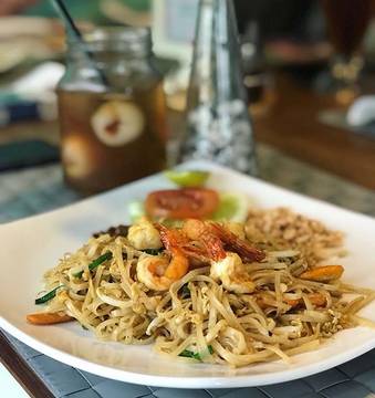 Lunch 💚👍🍴 #lunch #friday #padthai #kesukaan #thaifood #jepretandealdi #2018 @ladaputihcafe