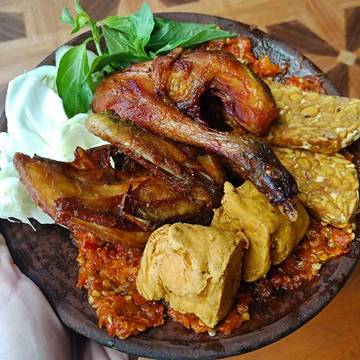 Makan malam dulu yaaaa... Pake ayam goreng ma sambel cobek kesukaankuhh... #bengkelpenyet #yummy #ayampenyet #foodgasm #foodpost #foodporn #instayum #instalike #instafood #kulinerjakarta #indonesianfood