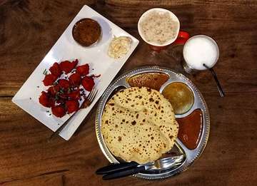 My dinner
Spicy chicken 65 + pulka + salted lassi + masala tea
#indianfood #foodgasm #prabhucurryhouse #bandung