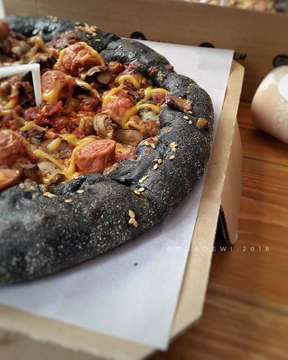 Pizza lebih lembut dengan topping meat monsta extra keju dan daging 😍😍😍
.
"Siapa berani coba black pizza"
.
.
#blackpizza #phdid #merdekafm #phdidxkompakerssidoarjo #kompakerssidoarjo