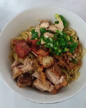 Bakmi Atham special, with everything in it. Love the crispy pork belly #latepost #sundaylunchdate #foodporn #fortheloveofnoodles #igfood