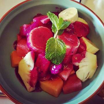 I'm always inspired by #color ... #vibrant color.. chose this #lovely bowl for #breakfast and #love it! @coffee_n_oven #berawa #bali #healthyandtasty #realfood #foodporn #foodrev #thelyles #easter #holidayinbali