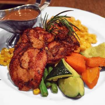 Roasted Chicken with Mushroom Sauce from @2storiesbogor ... Soooo Yummyyy 👼👼 #rikisugiantohappytummy #rikisugiantophoto