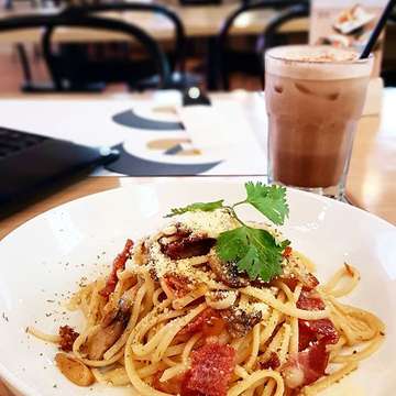 Aglio Olio for lunch
.
Bit spicy ... with just right amount of bacon 👍😍
.
.
Accompanied with cool Orange Mocha ✌😎