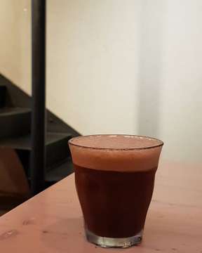 Mazagran ~ espresso with lime 
Unique !!
.
📸 @tyronenicholas
.
#hmcoffee #mazagran #espresso #contrastcoffee