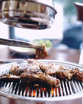 Freshly grilled korean BBQ is a must!

#seoulbdg #koreanfood #koreanculinary #masakankorea #kulinerkorea #authentickoreanfood #koreanbbq #koreanbbqbandung