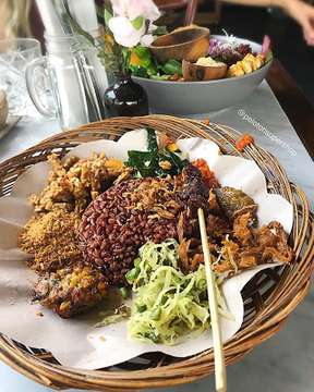 ➰ PELOTON SUPERSHOP ▪️ Badung, BALI ▪️ My fave vegan cafe. This Balinese inspired vegan dish Was bloody superb, done perfectly! 🤤🌴 @pelotonsupershop