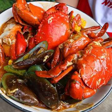 Ini nih kepiting rumahan hits yang dapet #GojekAwards2017 @kepiting_nyinyir Enaaaaak! 😋😍 Ide buat makan bareng keluarga/teman di rumah! Enjoy  #kepitingnyinyir #jktfoodbang #seafood #seafoodenak