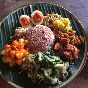 Nasi campur. An assortment of Balinese dishes. Taste and texture explosion. 
#foodart #foodblogger #penestanan #ubud #bali #travel #wanderlust
