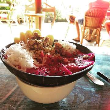 DEEP SOUL NOURISHMENT ✨💓✨
:
MORNING RITUALS
:
Cold steam wafting off this morning smoothie bowl at my daily AM jam in @yellowflowercafe here in Mama Bali. This is Everyday magic that lights up my SOUL— what’s in this bowl represents so much of what Bali means to me and the medicine she offers, ways of Being I take with me and weave into everywhere I go:
✨generosity of Spirit
✨slowing down ✨PATIENCE ✨asking for what you want ✨self care ✨Humility + devotion
✨BOLDNESS
✨sensuality ✨Creativity ✨ABUNDANCE
✨honoring Nature + Beauty
✨interdependence 
Life is either a delicious journey or nothing at all. Even the challenging moments — opportunity to deepen, learn more about yourself and others, grow and refine
:
Diving into final weekend in Bali + feeling heart expanding receiving all the lessons and beauty. Deep gratitude 🙏 to friends and lovers for weaving walking flying with me here, if even for a brief moment in time- I see you, I appreciate you, as we all take flight soon to new chapters awaiting us on our individual orbits —blessings on our journeys 🙏✨🙏 Realizing it was not a mistake to decide to take a break and come here, + nourish  myself— so many amazing things have happened and I’m in awe
:

If are desiring to deepen your self care routine and wanting guidance on how to weave everyday nourishment and magic into your physical body, connecting to your soul and opening your heart, connect with me and learn how The Nourished Woman can be of service to you
:
: 💓Throat Chakra class happens in women’s circle style on April 11 in #Vancouver, join us! We cover ancient #Indian chanting, mantra and #feminine Embodiment practices to help unlock +  unleash your #shakti, and embody the force of Nature that you really are. With a nourishing food demo + mindful eating practice at the end, for holistic nutrition healing for this chakra 😋
:
🦅✨🦅Link in bio. :
:
:
:
#everydaymagic #thenourishedwoman #selfcare #slowdown #bigtimesensuality #loveyourself #feminine #healing #empowerment #embodiment #shakti #holisticnutrition #smoothiebowl #fresh #healthcoach #farmtotable #wilderness #nourishyourbody #nourishyoursoul #plantbased #realfood #bali #indonesia #traveldiaries