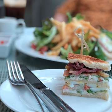 The Hermitage Signature Club Sandwich 🥪 #porkham #clubsandwich #lunch #frenchfries #salad #jakarta #NLD #kraprow #foodie #foodporn #foodstagram #bread #sandwich #foodlover