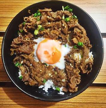 "It's easy to impress me. I don't need a fancy party to be happy. Just good friends, good food, and good laughs. I'm happy. I'm satisfied. I'm content" -Maria Sharapova- 
#food #foodporn #rice #bowl #egg #beef #beefbowl #nomnom #yummy #dinner #latepost #instafood #hajime