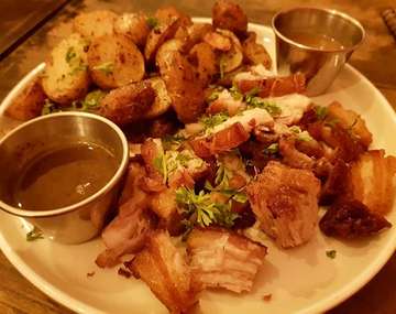 Porky time.. the best truffle sauce 👍😋 #porkbelly #porkplatter #trufflesauce #kulinerbali #infokulinerbali #bali