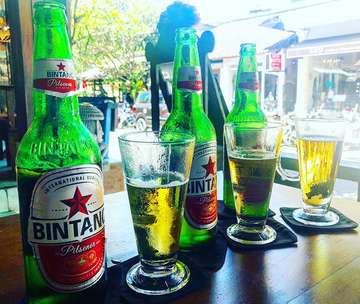 Yesterday we passed by the most charming restaurant and we knew we had to come back! The food here is SO flavorful and good & of course local beer! There is nothing better than an ice cold beer on a hellishly hot and humid AF day! #bali #baliindonesia #balicreativesretreat #ubud #ubudbali #bintangbeer