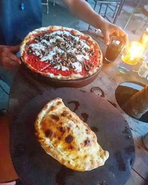 Igår käkade vi våran hittills bästa Veganska pizza någonsin. En mysig liten Italiens restaurang med flera veganska alternativ och då med vegansk mozzarella vilket inte hör till vanligheten! Riktigt gott 🌱 vi käkade en fungi och en hummus och oliv calzone 🤘😍 5 av 5 toasters
.
.
.
#plantbasedtravelers #swedishvegans #vegantravel #resandeveganer #labaracca #pizza #italian #vegan #vadveganeräter #whatveganseat #bali