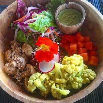 Confession: I’m a Buddha bowl fanatic!! 🧘‍♀️🥗 turmeric cauliflower, papaya, seasoned mushrooms, 🥑, creamy pesto, quinoa and greens!!! 😋🙌