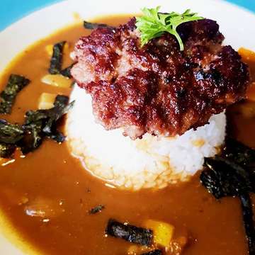 Actually it's KARE Curry House near 23 Paskal. Suuuper gold and i think this could be my favourite meal in Bandung ✌ Go visit! .
.
.
#food #foodporn #foodphotography #beef #patty #curry #kare #curryrice #instafood #instafoodie #restaurant #visitbandung #explorebandung #bandungkafe #kafebandung