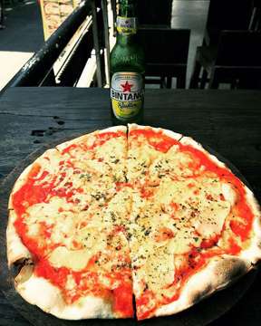 I came to the best pizza shop in Bali! I ate Quattro fromages pizza. It was very tasty and I extracharged a bottle of Bintang beer.