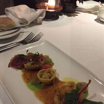 House-made #tortellini filled with #suckling #pig, served with #braised #leek, #asparagus and spicy #Balinese #bumbu, #watercress purée, crispy #prosciutto and #pearl #onion. The flavours mixed extremely well, and everything tastes better with bacon 🥓 @bridgesbali