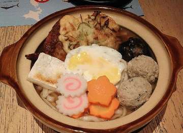 My onsen tamago replaced by sunny side up 😭 but still a great nabeyaki udon 😊

#nabeyakiudon #ebisuya #sushi #hotpot #udon #soup #meatballs #mushroom #egg #naruto #carrot #senbei #kakiage #fishcake #dinner #supper #japanese