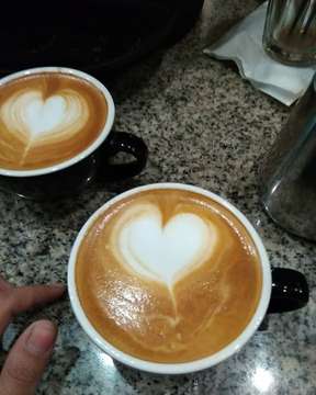 Newbie, semoga bisa lebih dari baik dari ini 😇😇
.
.
#newbie #coffee #cofelatte #jakartacoffeehouse #latteart #imnewbie
