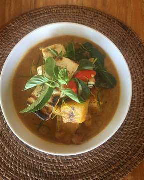 Just one of the dishes we’ll be offering at the Casa Luna food stall at the Ubud Food Festival. Yellow curry of char-grilled tofu and pumpkin  topped with lemon basil. Hard to beat a good curry, I always say! 🌿🌶🌴 ————————-
#uff18 #casalunaubud #curry #balinesefood #vegan #pumpkin #ubudfoodfestival #abcuff18