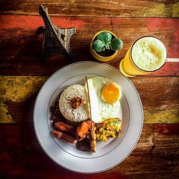 Choose your own selection of meals on our “nasi campur” @warong_maem 
Hit us up 
#warongmaem #localwarung #localrestaurant #indonesianfood #indonesiandish #umalas #umalasfood #nasicampur #buenacomida