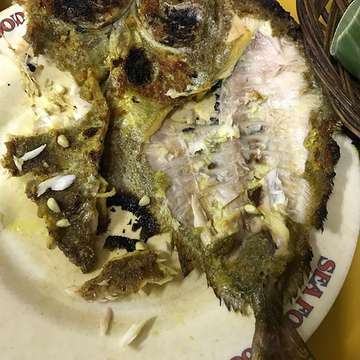 #ikanbakar #grilledfish #restaurantsareforstrangers #barehands #family