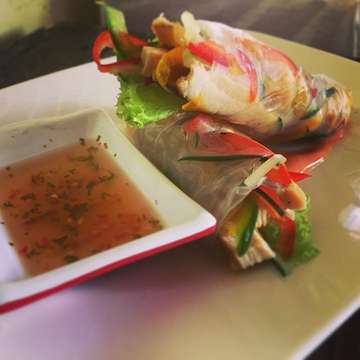 Rice paper rolls w/chicken!!
Whet your appetite here @warong_maem 
#warongmaem #localbusiness #localrestaurant #umalas #umalaskauh #ricepaperrolls #whetyourappetite