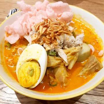 Happy lunchy 😍
.
.
Lontong Sayur Padang 😍
Super endeusssssss bgt ..
Juara! .
.
#lontongsayurpadang
#indonesianfood
#food 
#lunchytime 
#happylunch