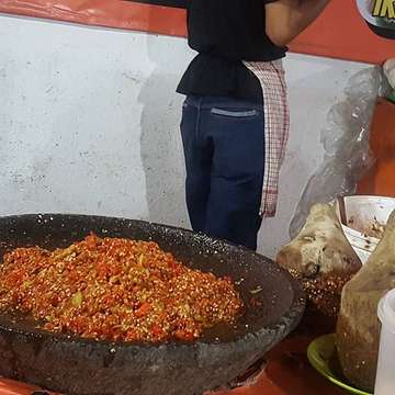 Ngidam yang Kesampean. Sambel Setan Bu Mut with @firgansoe , Lauk : Jengkol Goreng Sambel, Lele, Sate Ampela, Ikan Asin Peda + Lalapan. Bikin nagih!!! #delicious #yummy #pedes #spicy