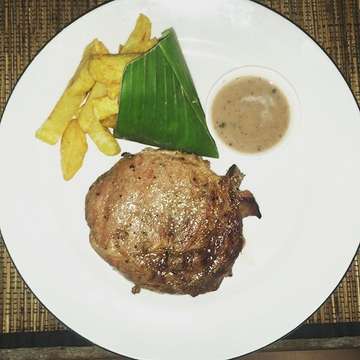 When your hunger can only be satisfied by an Aussie steak 🥩 visit The Grill! #thegrillamed #amedbali #eastbali #amedbeach #amedrica #balifornia #steak #aussiebeef #foodenvy #foodporn #wanderlust #travelgram #baliindonesia #baliisland #indonesia #steak