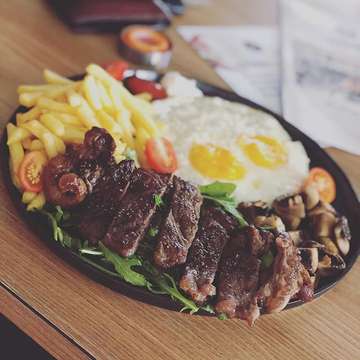 Big breakfast #breakfast #weststlye #steaklover #eastmeetwest #steakandeggs #steak #pgpcafe #rempoa #ciputat #familytime
