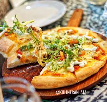 Pizza anyone? 🍕🍕Pizza disini rasanya enak pizzanya empuk dan juga tidak terlalu tebal👍😋
.
.
🏠 Eatalia Italian Delights, Jln. Lengkong Besar no.45, Bandung
💸 Rp 50.000-100.000/ orang
.
.
#kulinerbdg #kulinerbandung #jajanan #makananenak  #exoticfood #foodporn #instafood #yummy #delicious #instafood #instafoodie #foodie #bandung #ilovefood #foodporn #halal #halalfood #italian #pizza #pizzalover #pizzatime #pizza🍕 #mozarella #aragula