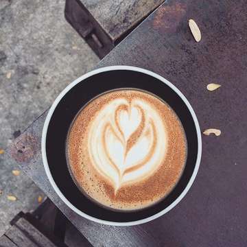Coffee latte
.
.
#coffeelatte #mimiticoffee #coffeeshop #coffeeshopbandung #wheninbandung #bandung #biglittlemouthbandung