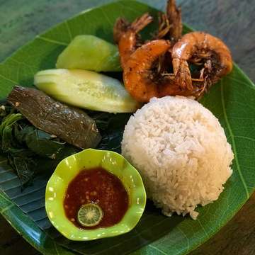 #assalamualaikum #ajfaiz #vacationbali 
Sedap sangat dinner mlm ni... terbaik sambalnya berpeluh2 berdesup2 mulut kepedasan... betol2 puas hati... #warongnasitempongbuindra #shotoniphone #sedap #terbaik #bali #baliindonesia #bestdinner #like4like #ilikeit #wow #igfood #balifood #indonesiafood #thefoodiehub #foodpic #alhamdulillah #rezeki